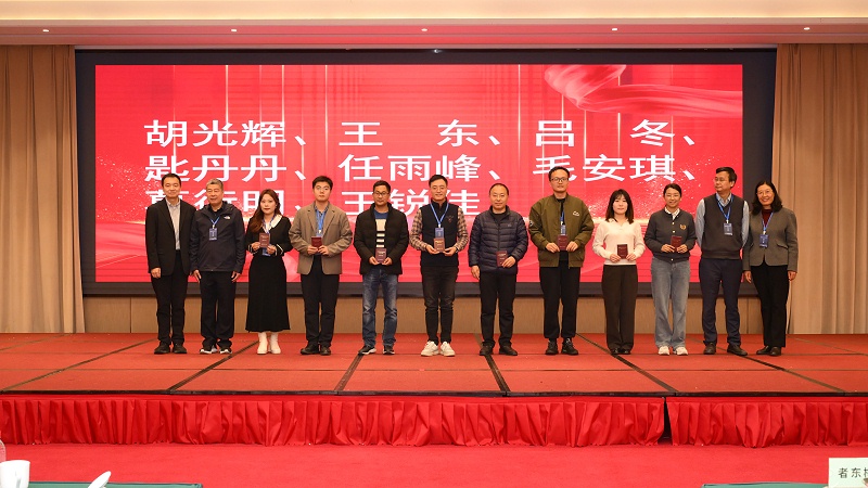 耀世娱乐总经理王东等三人被聘请为副主任委员和委员。